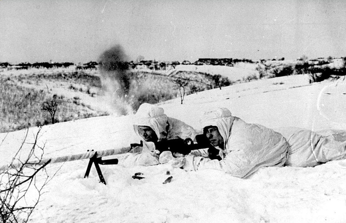 Красноармейцы с противотанковым ружьем зимой 1941 года